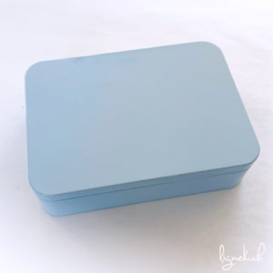Boîte métallique bleu pastel