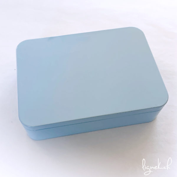 Boîte métallique bleu pastel