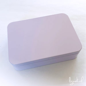Boîte métallique mauve pastel