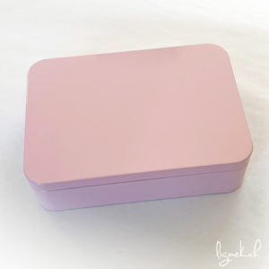 Boîte métallique rose pastel