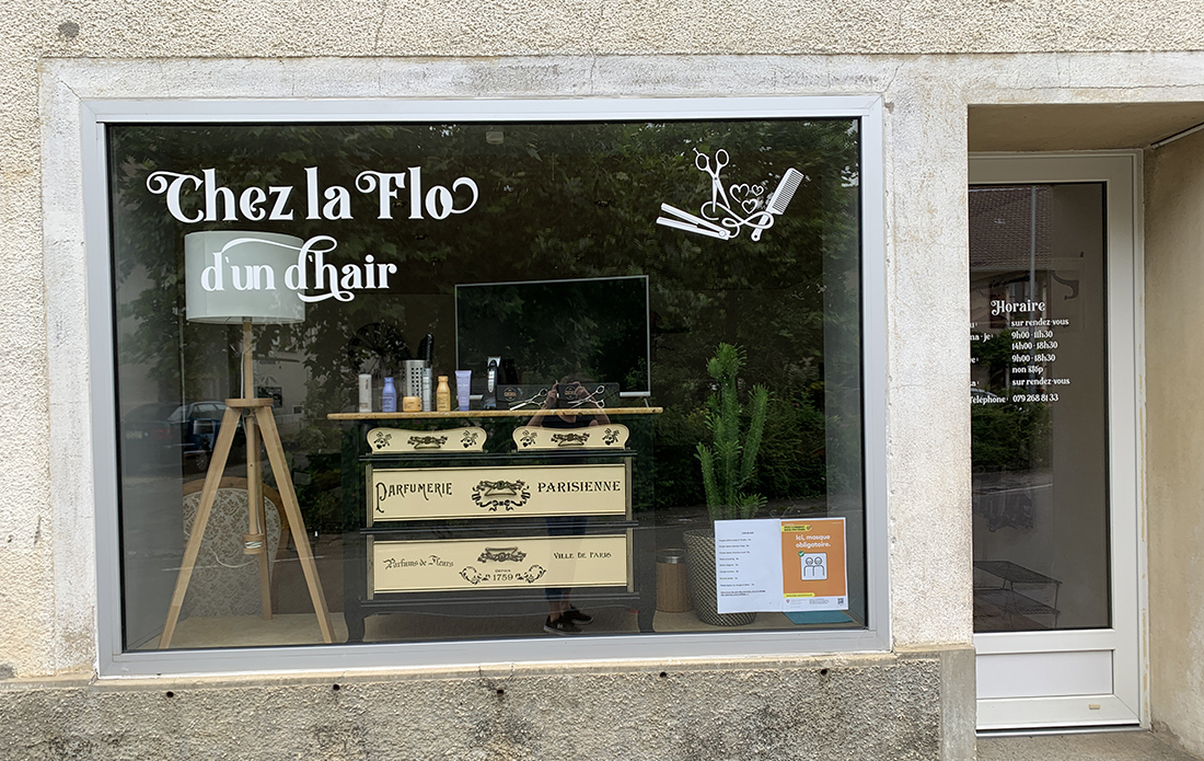 Autocollants pour la vitrine du salon de coiffure Chez la Flo d'un d'hair, Undervelier